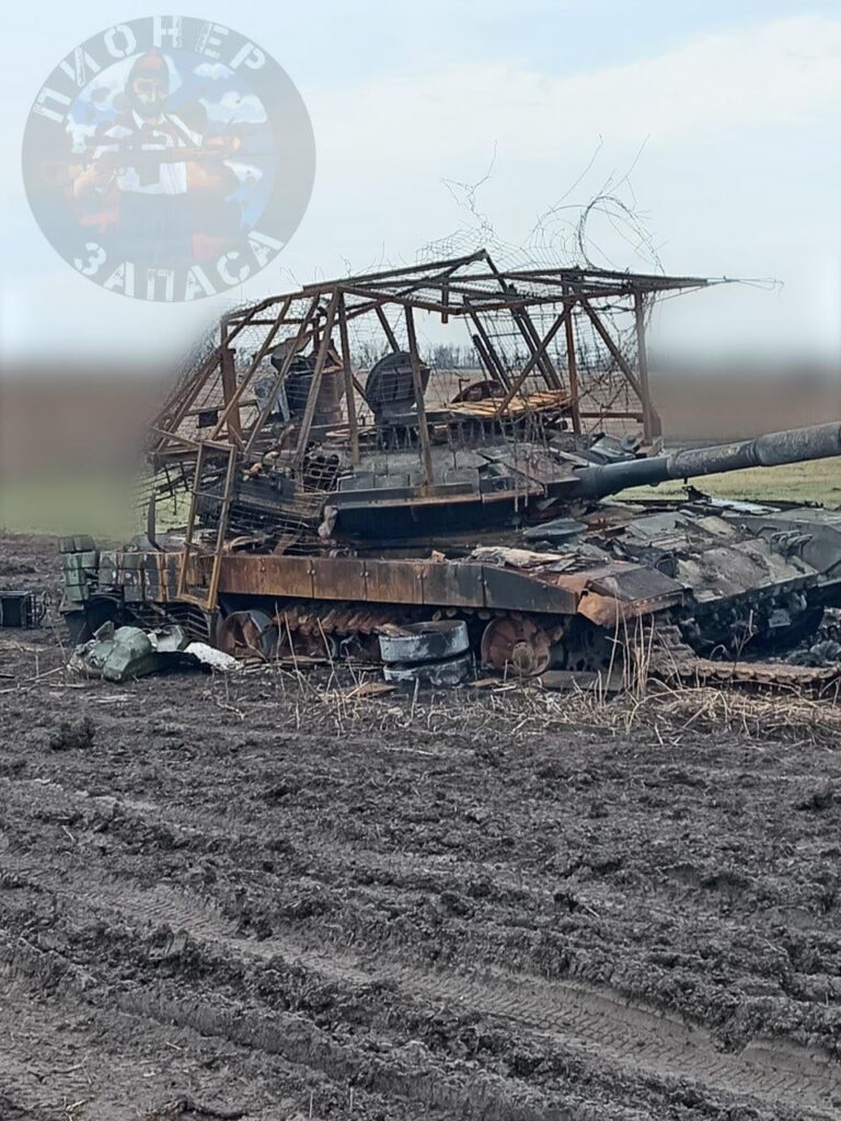 東部戦線、ドネツク州ポクロフスク近郊で完全に破壊され燃え尽きたロシアのT-90M主力戦車（MBT）。