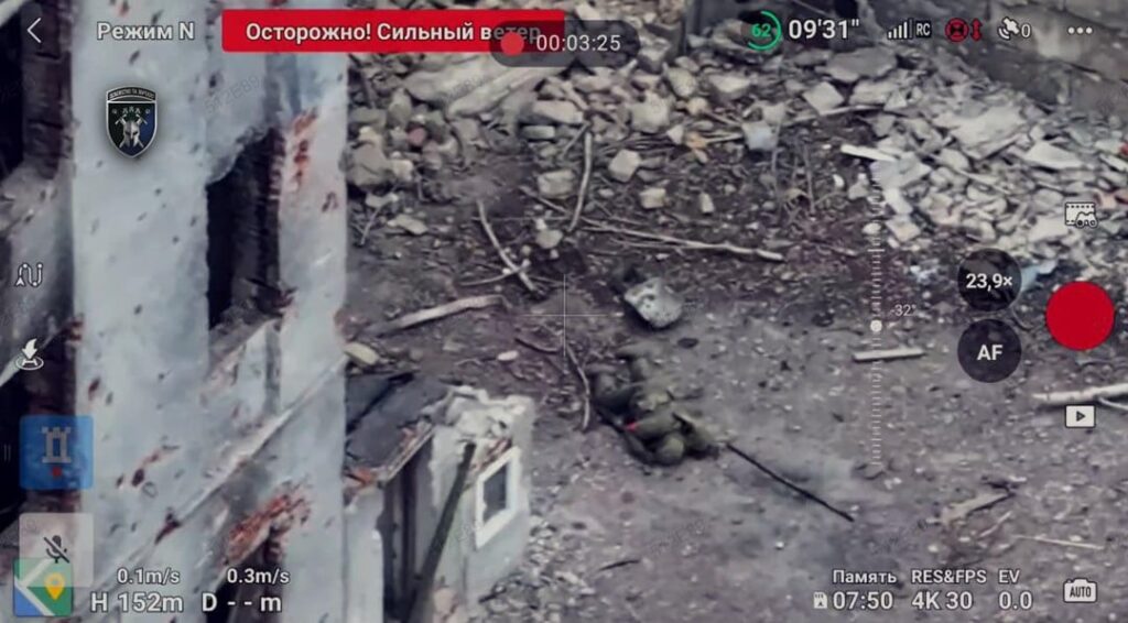 東部戦線、破壊されたドネツク州トレツク市で、ウクライナの偵察無人機から見たロシア兵士の死体。