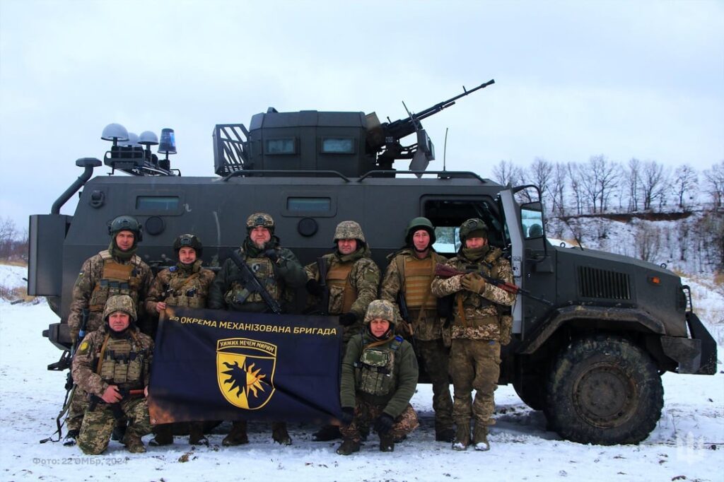 ウクライナ軍の第22独立機械化旅団のドローン操縦者と兵士。