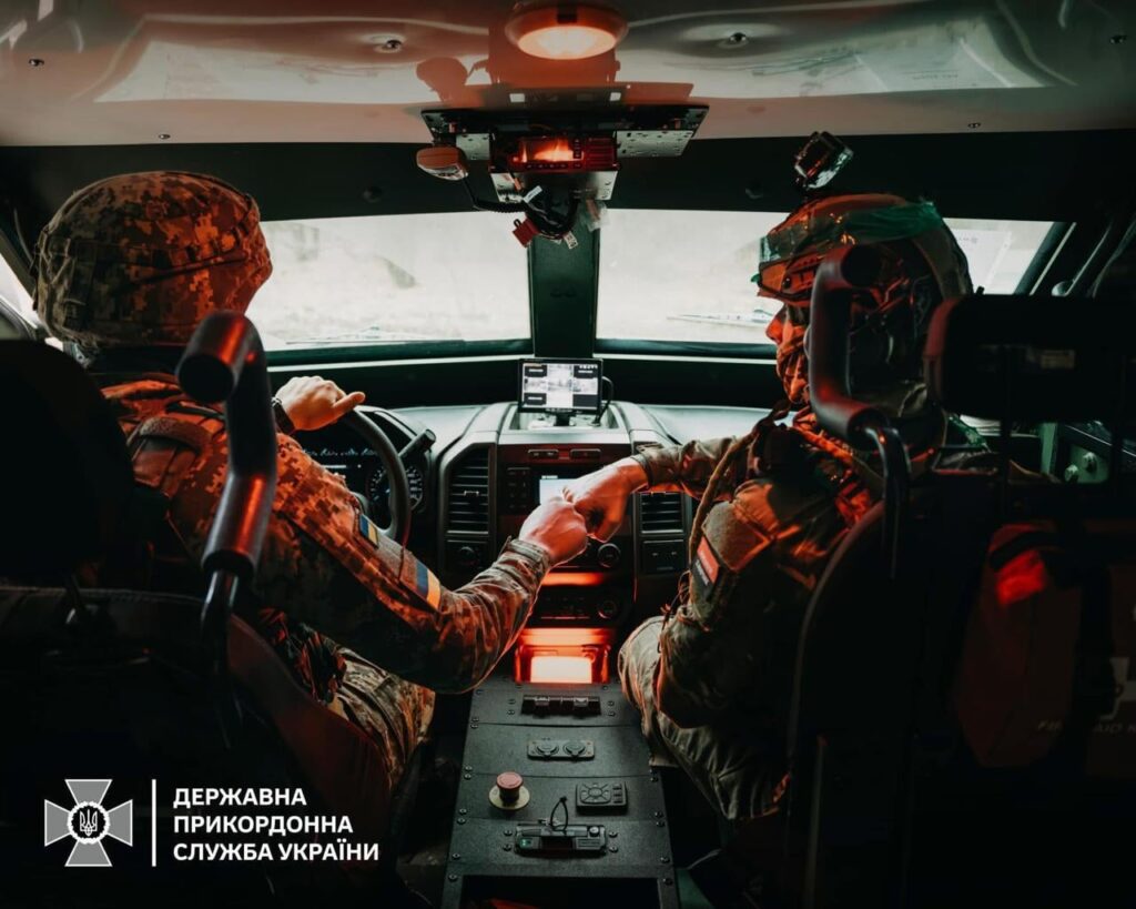 装甲車両に座る兵士たち - ウクライナ国家国境警備隊（SBGS）。