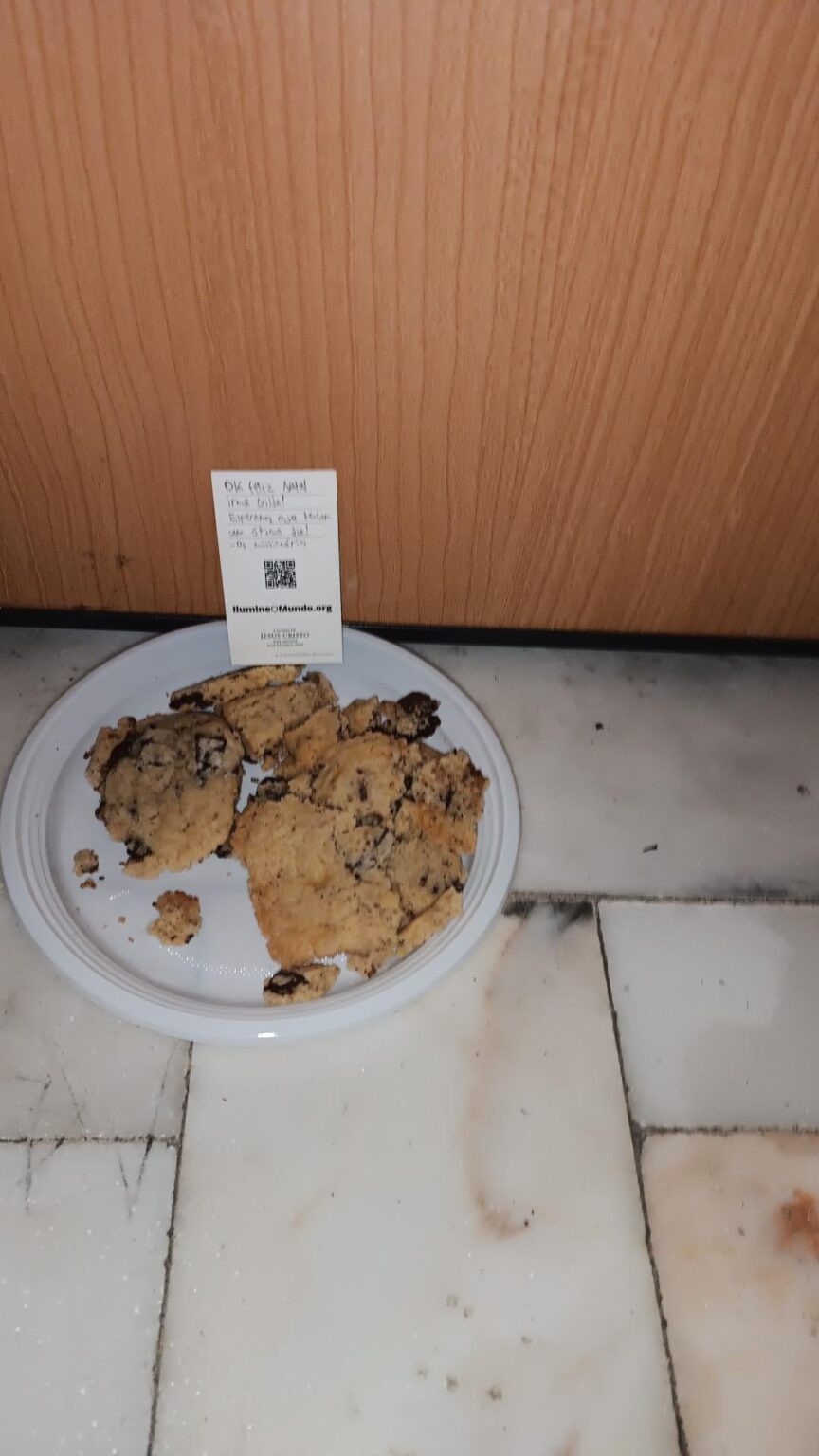 空のアパートの外にあるクッキー