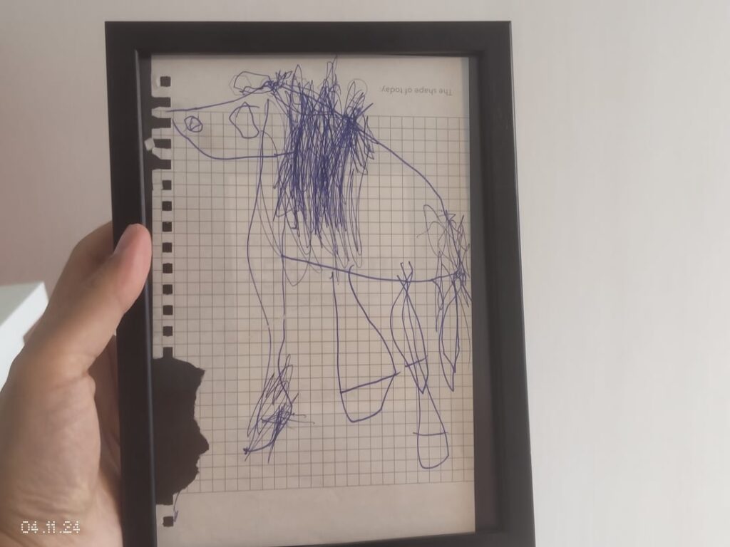 2歳の息子と馬の絵。あなたは芸術が好きですか？