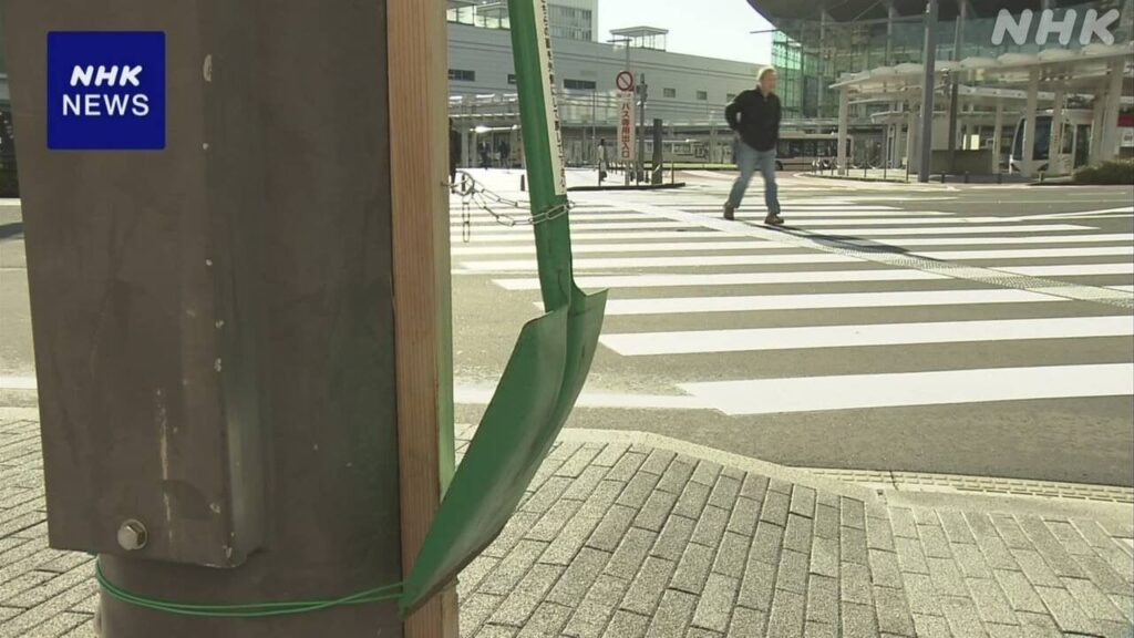バスを待っているあいだに雪をひとかきしてっ！ と「みどりのスコップ」を設置