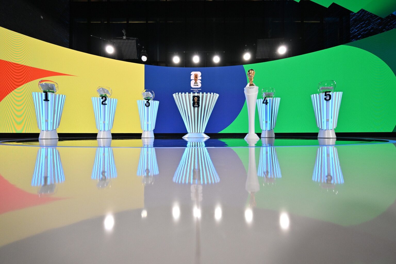 FIFAは、2026年ワールドカップの予選抽選会の際に、クリミアを含まないウクライナを示す地図をサッカー団体が示したことで怒りを引き起こした。