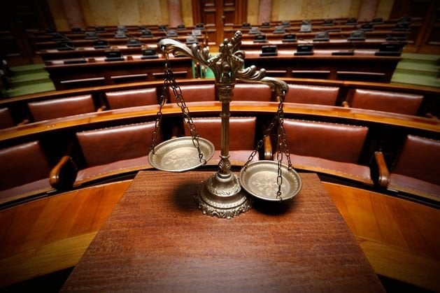 被害者に助けを求めてトップレスで隣人に逃亡を強要した凶悪犯、刑務所を回避