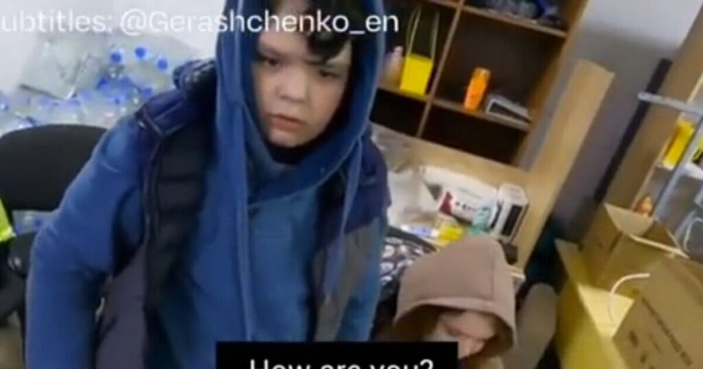 ウクライナ警察がロシアの砲火の下で子供と犬を救出する様子を映した信じられないビデオ