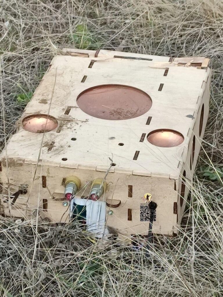 ウクライナの UAV 弾頭 (おそらくシャヘド 131 弾頭からインスピレーションを得たもの) には、EFP (爆発的に形成された発射体) を形成するための複数の浅い銅製漏斗があります。 2 つの EDP-r 起爆装置と 1 つのコンデンサーが見えます。 – ベニヤ箱の重さは約3kgでした。