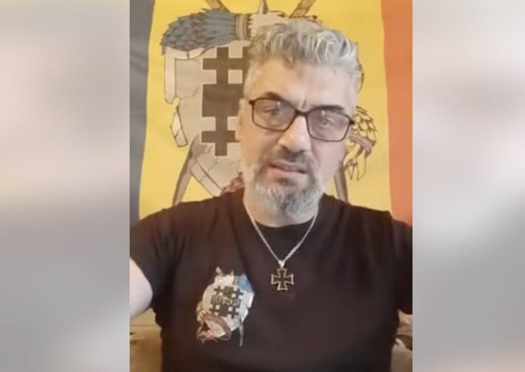 ドルジ出身の男性、Facebook上で軍団の宣伝活動を行ったとして拘束 / マリアン・モトクは「ユダヤ人に対する憎悪と暴力を扇動し、反ユダヤ教の教義を推進し、軍団のシンボルを使用し、ホロコーストを否定した」容疑で告発される