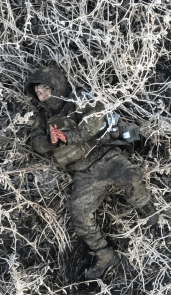 ドローンを見て祈っている北朝鮮人らしき人物。