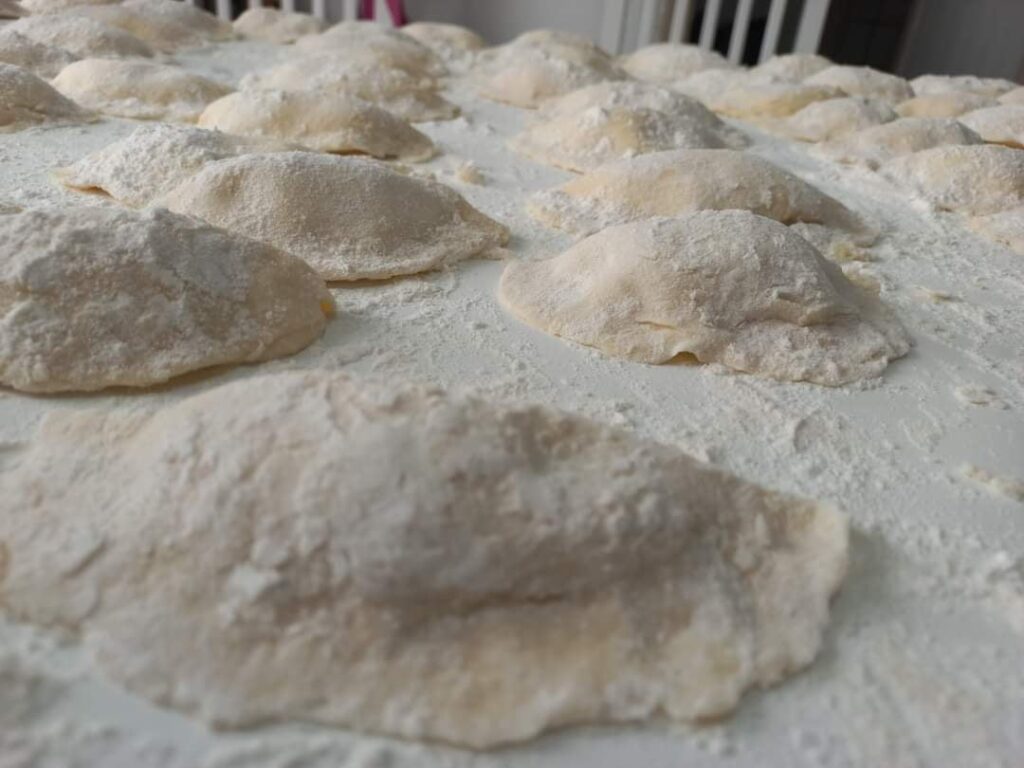 母が初めてピエロギを作りました