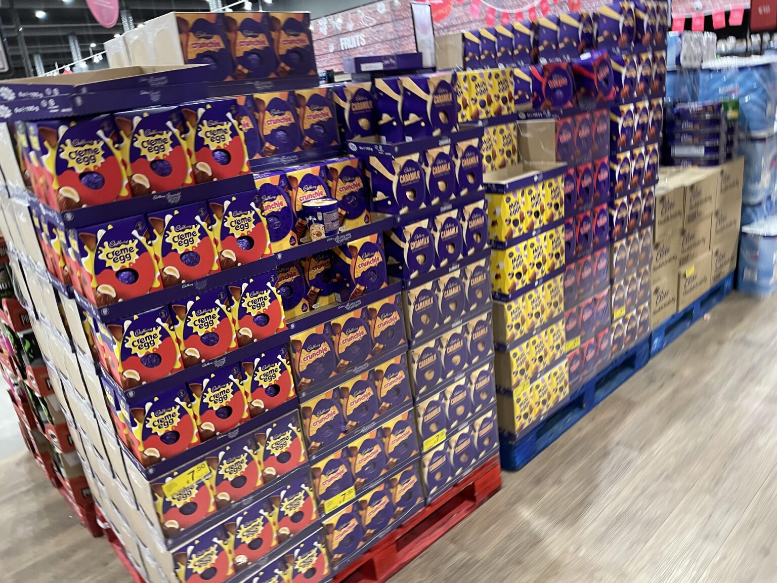 私の地元のスーパーマーケット JCS では、イースターエッグでクリスマスを祝います 😂
