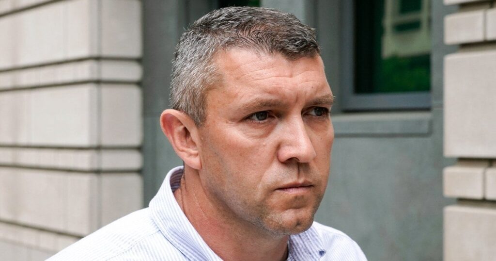 ワシントンDC警察の元情報長官、1月6日の襲撃に先立ってプラウド・ボーイズのリーダーに密告したとして有罪