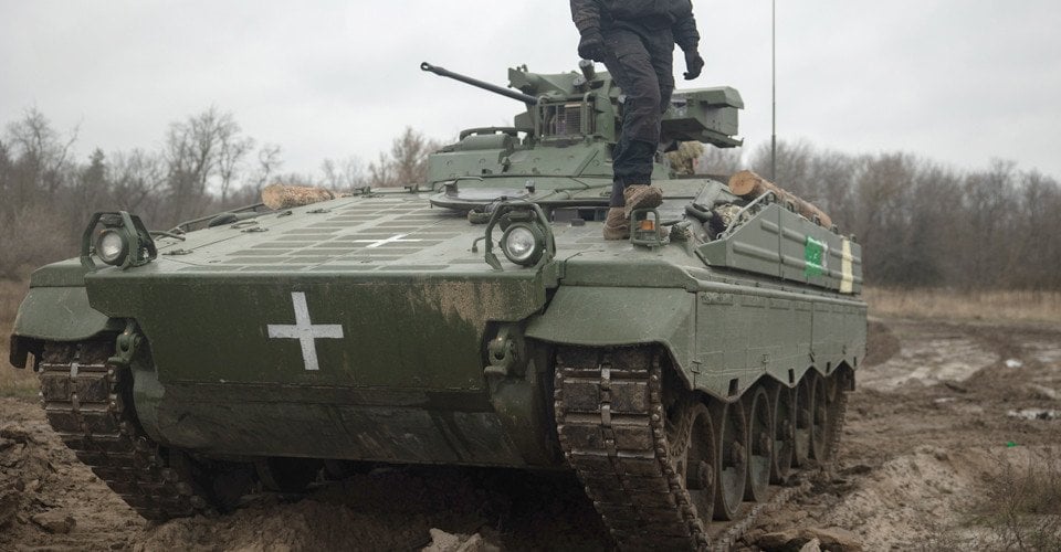 ドイツのラインメタルはウクライナにさらに20台のマーダー歩兵戦闘車を提供する。納入は 2025 年前半の予定です。1A3 バージョンでは、マーダーには効果的かつ正確に目標を捕捉するための追加のレーザー距離計が装備されています。