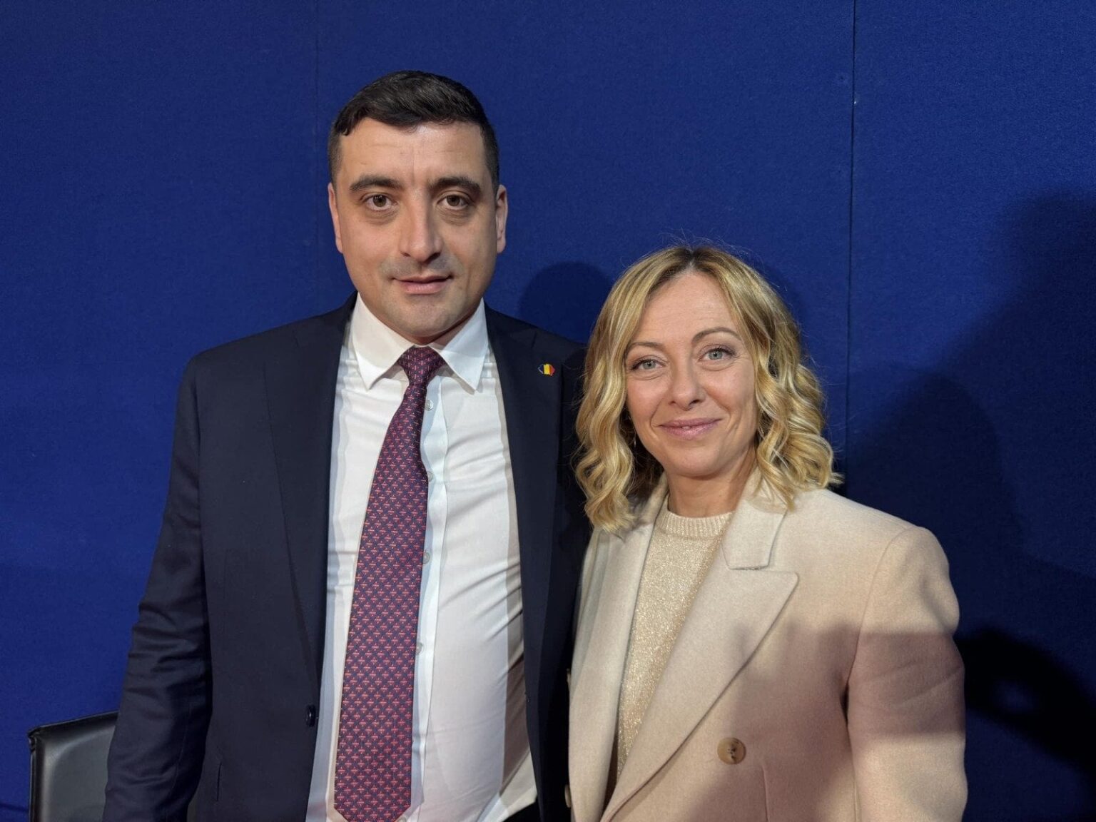 シミオン氏、フラテッリ・ディタリア党主催の会議でジョルジア・メローニ氏と写真：「イタリア首相はルーマニアのクーデターについて知っており、クーデターを阻止するために欧州レベルで協力してくれるだろう」