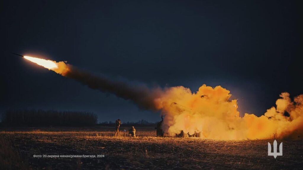 BM-21「グラード」（ヘイルストーム）（122 mm）自走多連装ロケット砲（MLRS）、ウクライナ軍第23独立機械化旅団所属、東部戦線のロシア陣地に向けて発砲。