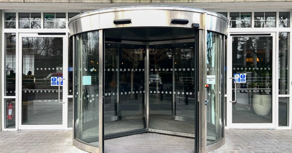 移民危機に立ち向かうため、州がシティウエストホテルを買収へ