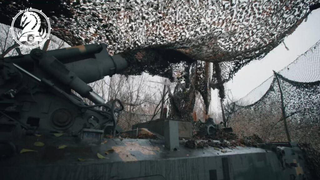 ウクライナ陸軍第47独立機械化旅団「マグラ」所属の2S5ヒヤシンスS(152mm)自走砲(SPA)が東部戦線のロシア陣地に向けて砲撃を行っている。