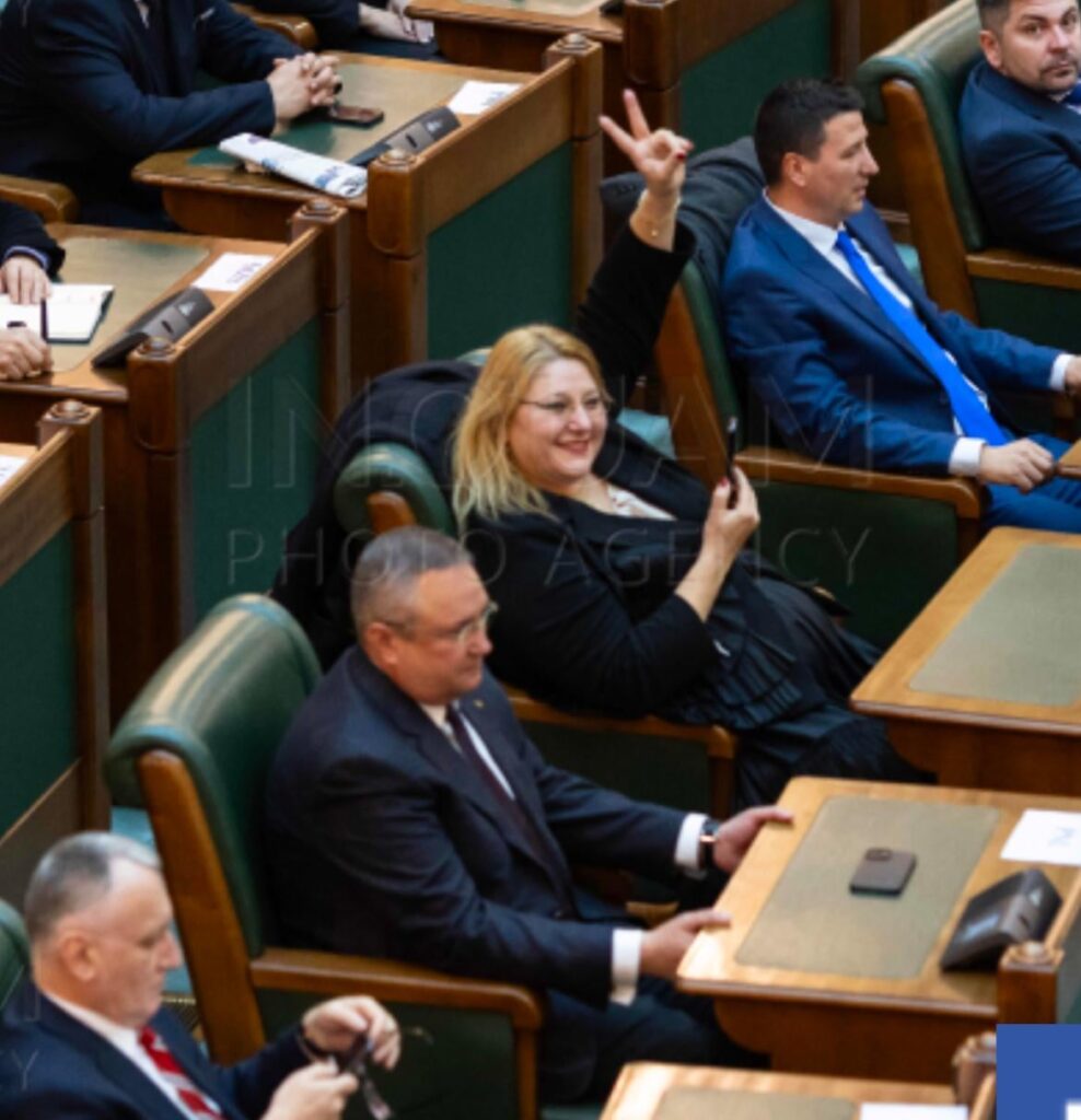 新上院の初会合でソショアカ上院議員とシウカ上院議員が同じ議席に！
