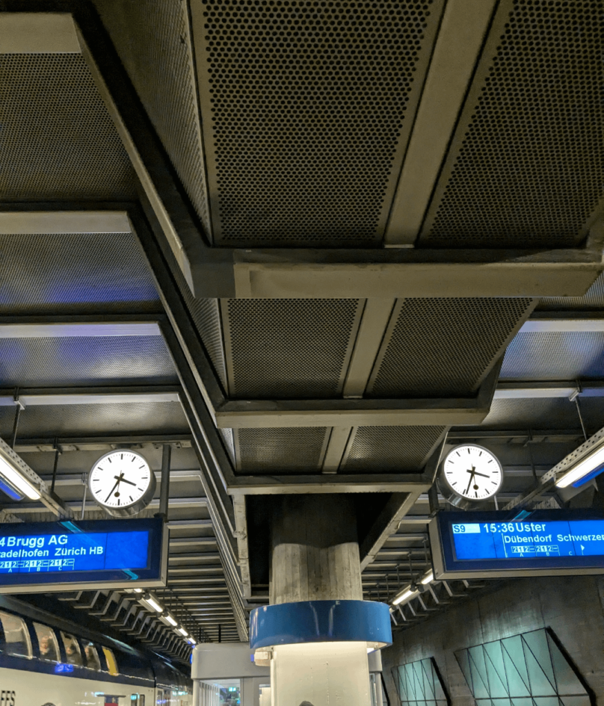一方の駅の時計はもう一方の時計から約 1 分ずれています