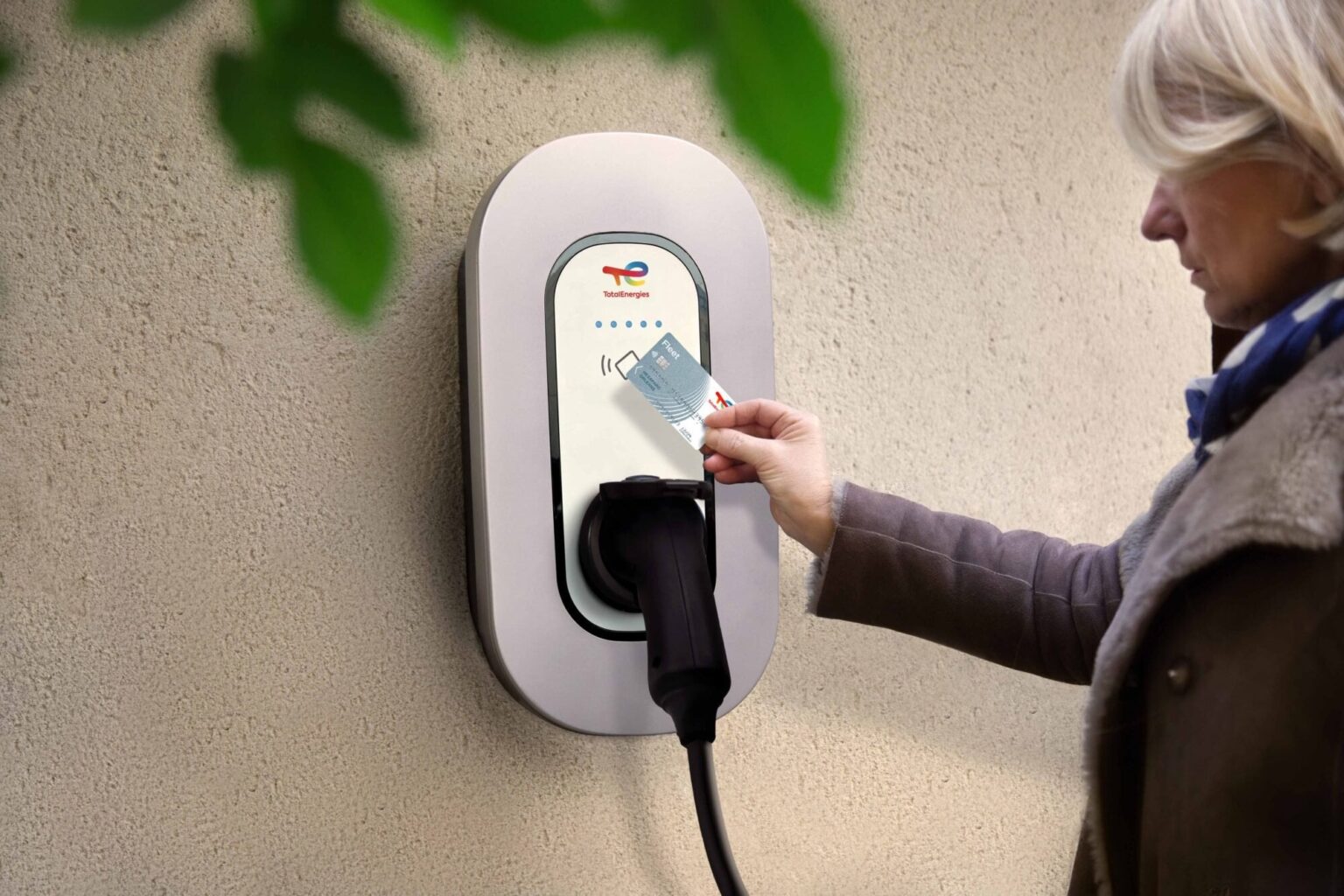自宅で電気商用車を充電: 税制上の扱いを明確にする通達がついに登場!