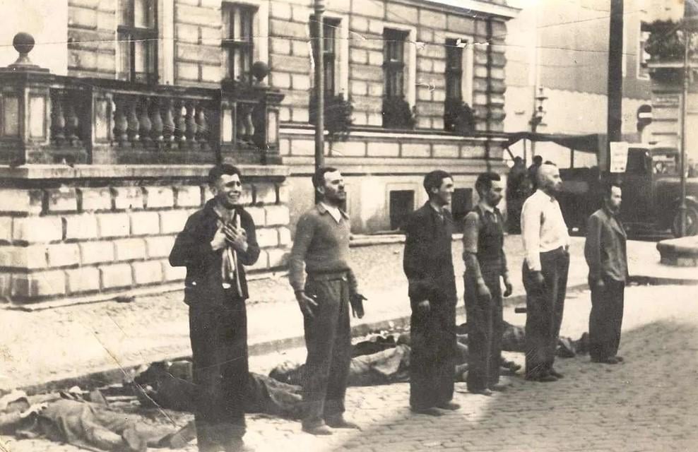 1939年にナチス占領下のポーランドでは、裁判なしで死刑判決を受けたポーランド国民が銃殺刑に処された。