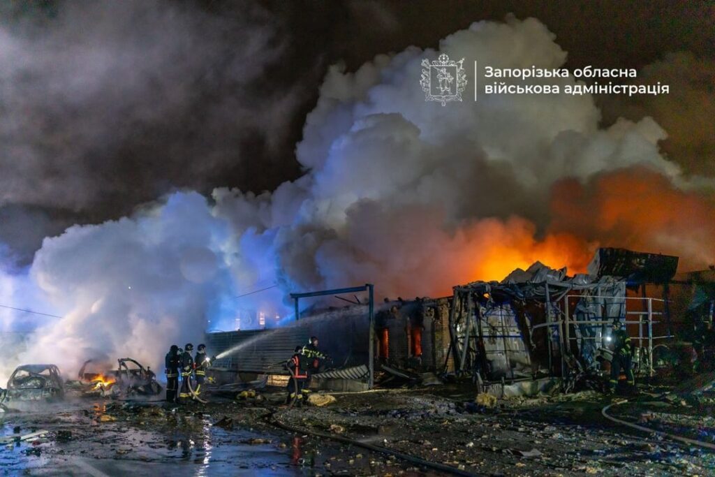 ロシアによるザポリージャ市空爆で１０人が死亡した。彼らのほとんどは、滑空爆弾が爆発しそうになったときに、道路上の車の中で焼かれました。負傷者20名に生後4か月の乳児も含まれる（NSFW）