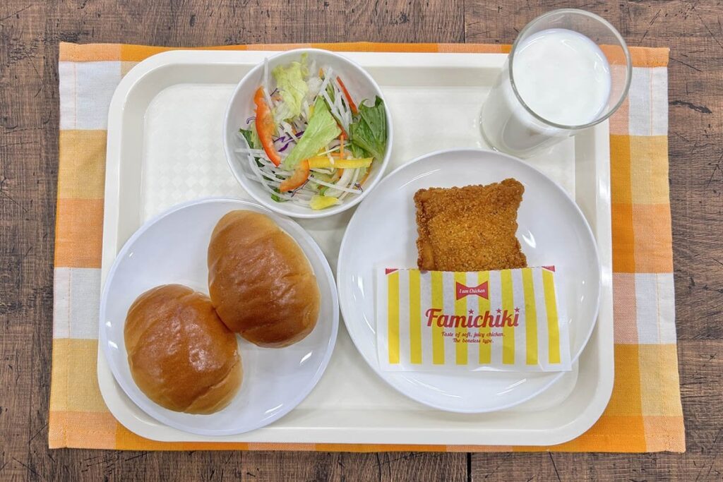 ファミチキが　小中学校の　給食に（字余り）