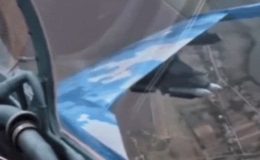 ウクライナの現存するSu-27がアメリカの滑空爆弾を一度に4機ずつ投下している