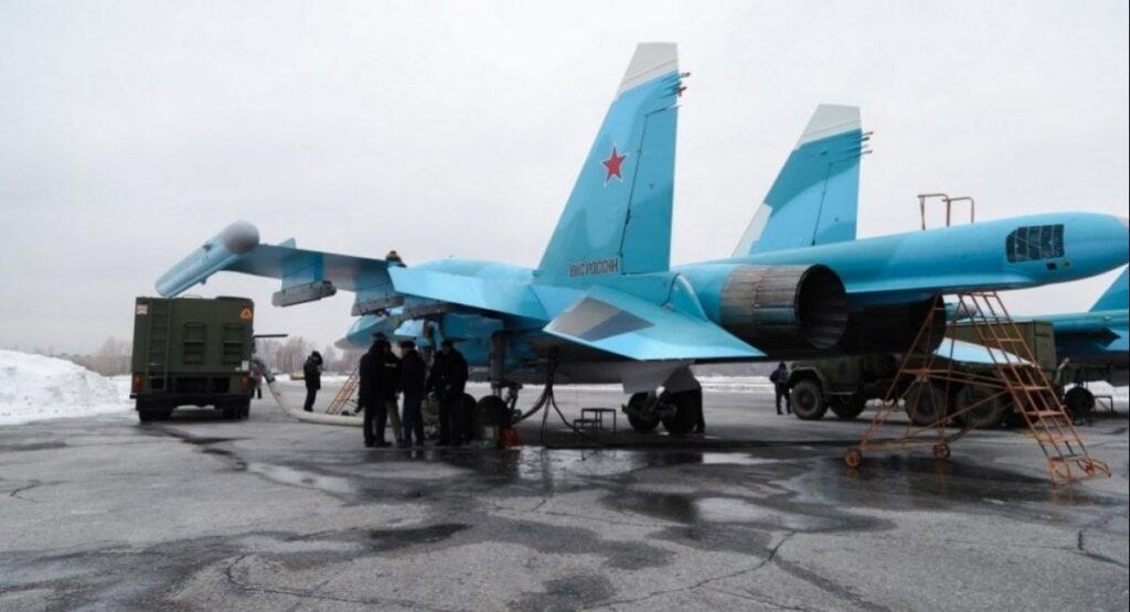 ロシア人がアメリカのATACMSミサイルによるウクライナ攻撃からSu-34航空機を隠している場所で知られるようになった：少なくとも9機のSu-34超音速中距離戦闘爆撃機（NATO名：フルバック）が、ロシアのエンゲルス2空軍基地（標高370度）で発見された。ウクライナとロシアの国境からは600キロメートル。