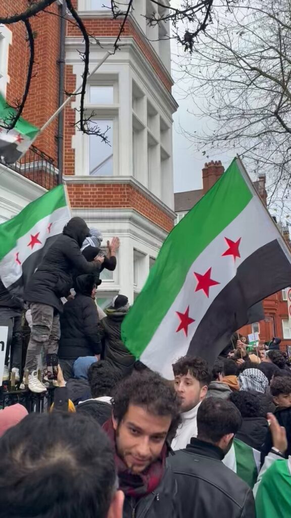ロンドンのロシア大使館前でロシア傀儡アサド政権崩壊を祝うシリア人たち