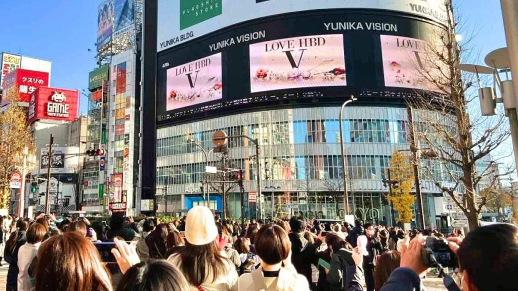 応援「センイル広告」急拡大。K-POP，アイドル，声優，V-Tuber、さまざまな個人ファン層が戸外の広告媒体と取引できる仕組みを、既存提供元が（伸びる、儲かる）新規事業として広く展開し始めたこの一年。新聞社の一面枠や航空機のラッピングまで個人ファン層が取引できるようになり、ますます推し活はお金がかかるものへとなっていくのか？