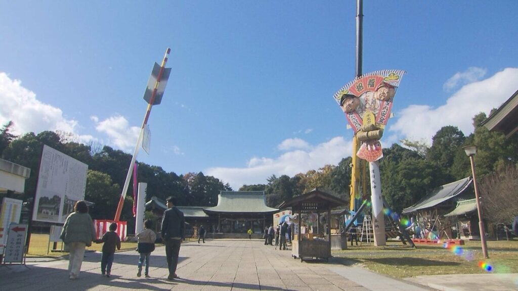 日本最大級の大破魔矢と大熊手 新年に向け大分県護国神社に登場