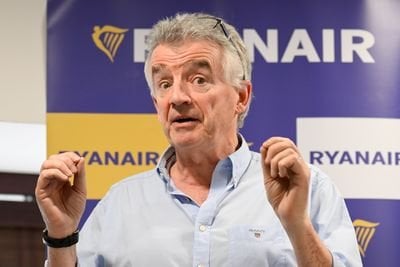 今年のクリスマスにロンドンから飛行機で帰国するのは、ライアンエアのマイケル・オレアリー社長が予想していたような惨事ではない