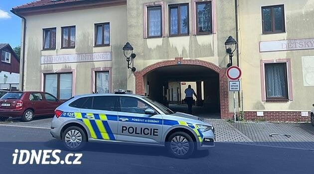 犯人は路上の窓から鋭く発砲した。警察は事件を延期、男性は治療を受ける予定 - iDNES.cz .....どう思いますか、その武器はZP、または古典的にカテゴリーDで合法でしたか？