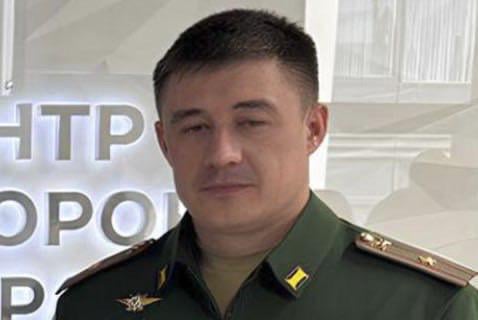 本日モスクワで起きたスクーター爆発事故で、イーゴリ・キリロフ将軍の補佐官イリヤ・ポリカルポフ少佐も一緒に死亡し、妻のナタリヤ氏が死亡したと報告した。イリヤはロシア侵攻で活躍し、SMOの前線の兵士に装備と資金を送りました。