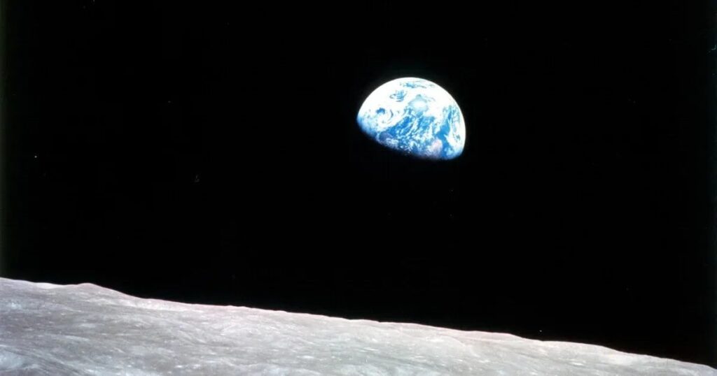 地震はアポロ8号宇宙飛行士たちへのクリスマスプレゼントだった「暗い部屋に座って、クリスマスツリーほどの大きさの小さな青緑色の球体だけを眺めているようなものでした。」