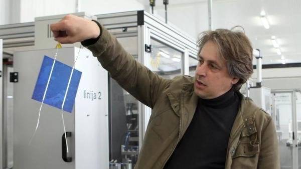 環境大臣候補のT・コベラ氏は恐ろしい過去を隠している。コベラ氏の賃貸アパートでの紛争中、女性が小口径の散弾銃で自らを撃ったのだ。自殺の前には喧嘩があった。女性は頭を7回、体の他の部分を9回殴られた
