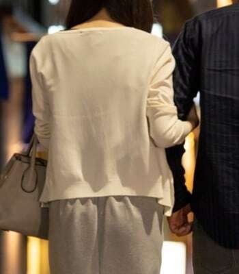 ムスコが浮気現場を目撃…45歳妻が「持ち帰った食べ物」からわかったこと…僕は妻の望む通り、人生を我慢して過ごして来たのです。ムスコの望む通り、できちゃった婚なので、“子供のために安定した仕事をしてほしい”と、大手の企業に無理やり転職させられました。