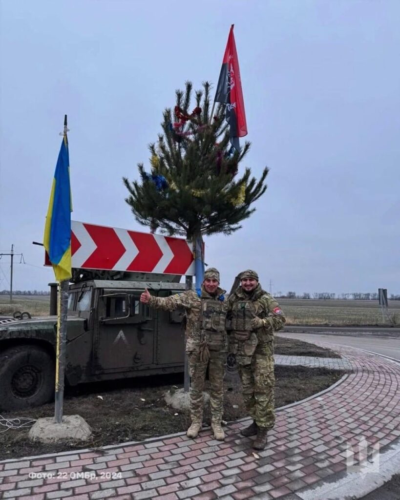 クルスク州スジャの町で、クリスマスツリーを持ったウクライナ軍第22独立機械化旅団の兵士たち。
