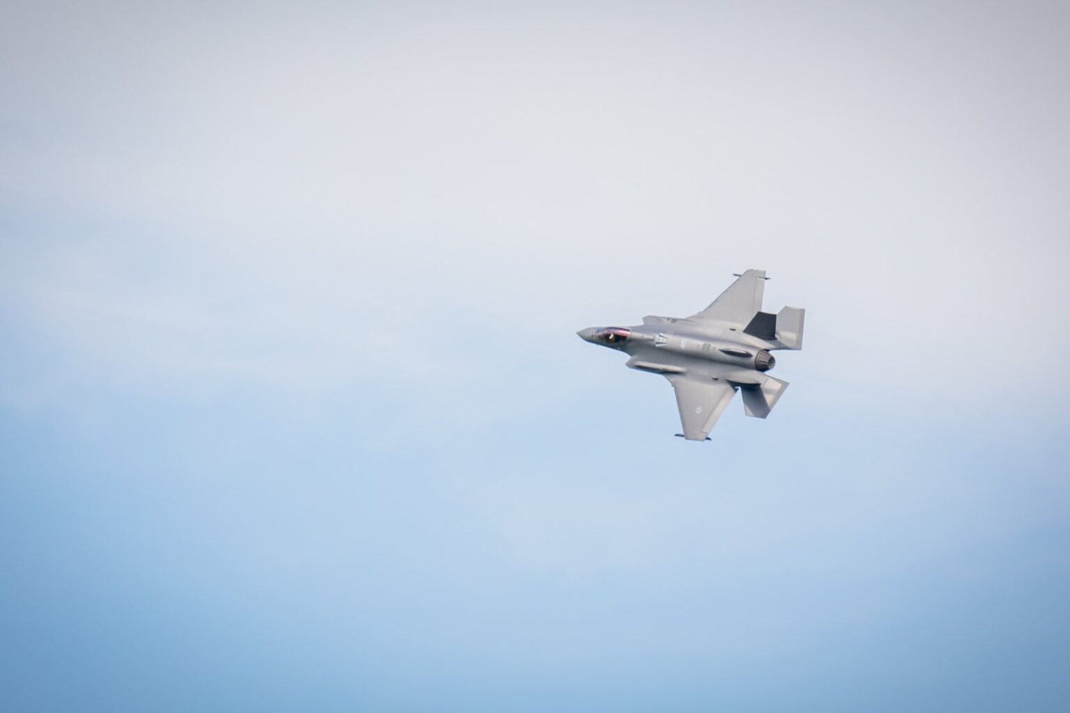 ノルウェー、ポーランドにF-35戦闘機、NASAMS防空システム、ノルウェー兵士を寄贈