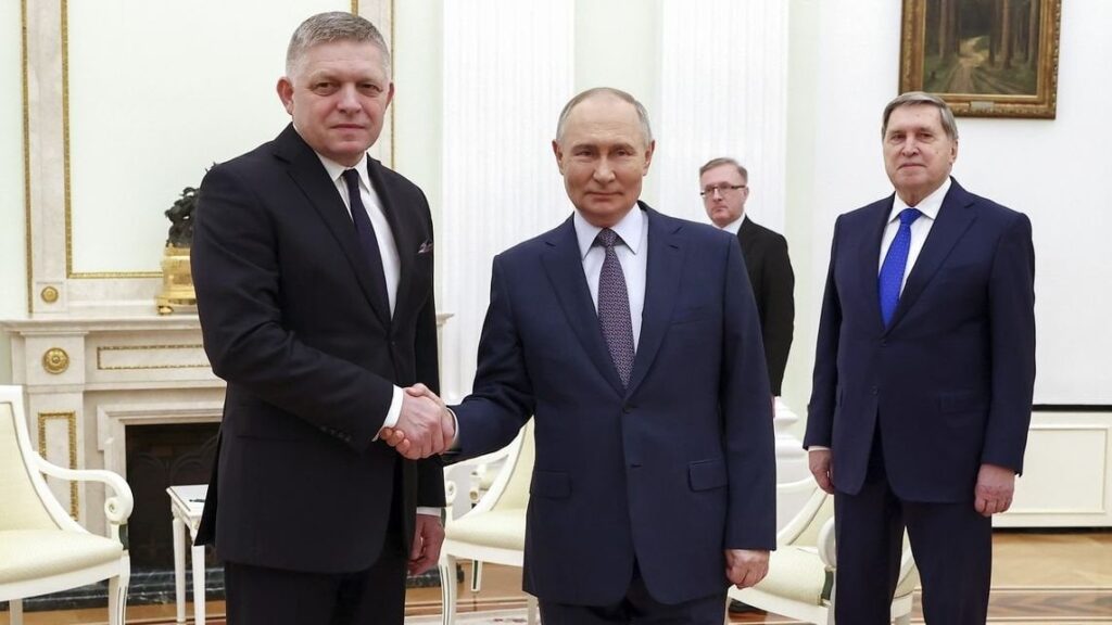 フィコ氏のプーチン大統領訪問についてチェコの政治家ら「不道徳、反逆者、狂気、彼は物乞いだ」