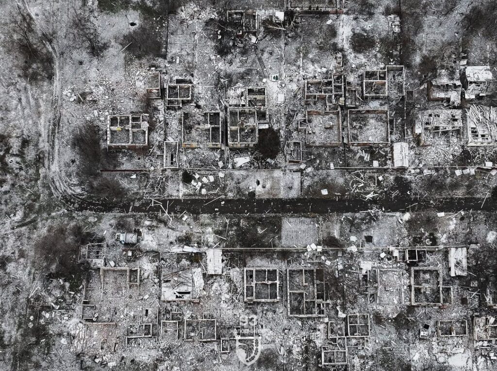 「ここはドネツク地方のトレツクです。ロシアが「解放」して廃墟と化したもう一つの都市です。」 - 第93機械化旅団