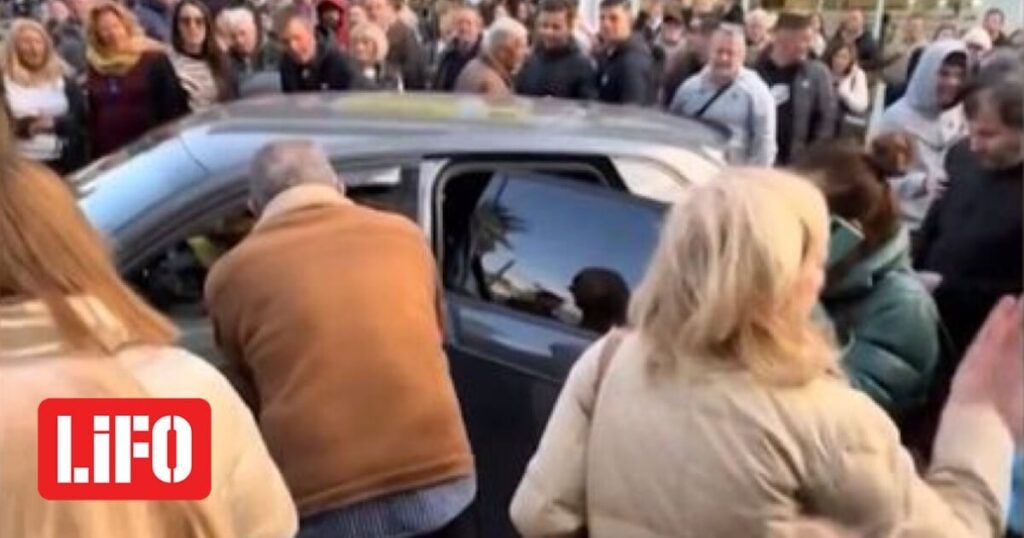 ハランドリ：「振り返ると200人が集まっていた」と道路の真ん中に駐車したドライバーが言う