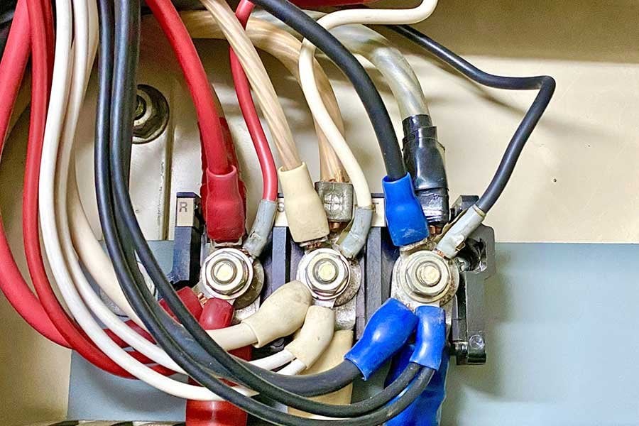 「なぜ爆弾魔はカラフルな電線を使うか」がわかった ミニ電車の運行用試作機器を製作…完成後に気づいた失敗とは