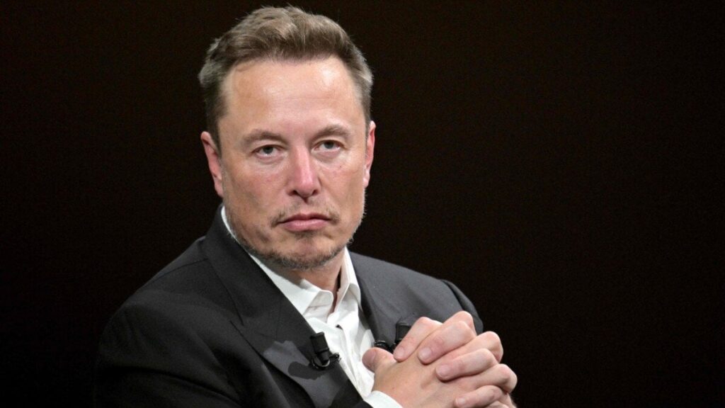 イーロン・マスクは現在、欧州の主要選挙に介入している：「彼は特定の政党に有利になるように結果に影響を与えようとしている」