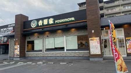 「おじさんの聖地だったのに…」「カフェじゃないんだから」との声も。吉野家の「おしゃれ化」に抱く“モヤモヤ”の正体とは？