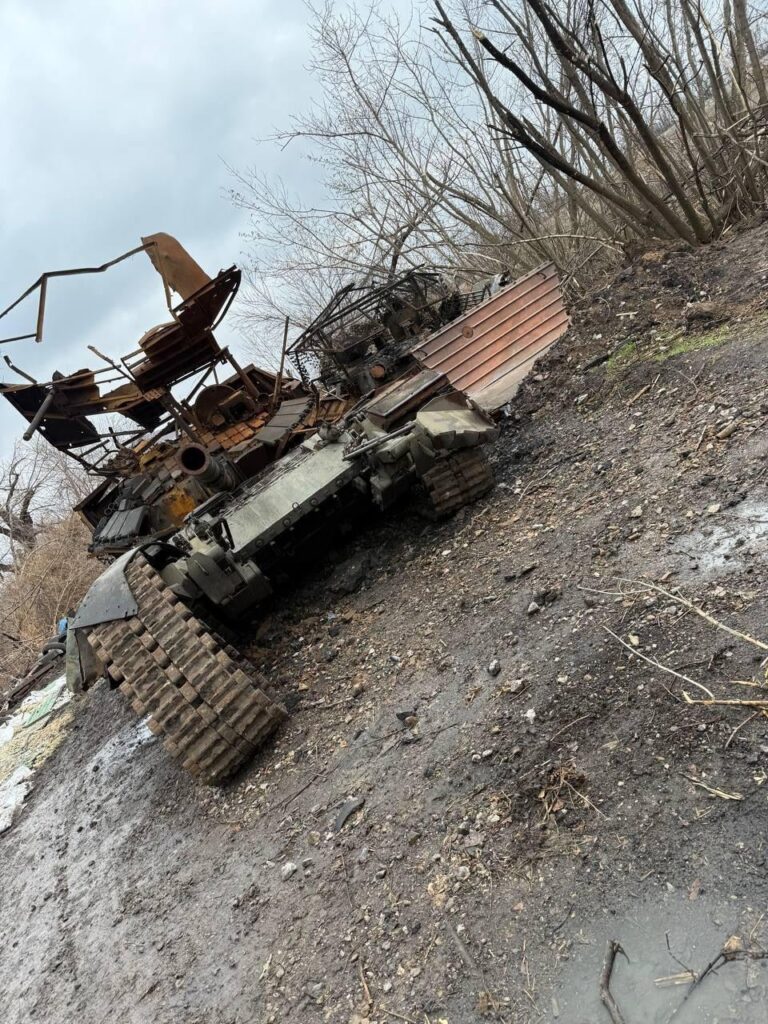 東部戦線のドネツク州ポクロフスク市近くで、完全に破壊されたロシアのT-80BVM主力戦車とBMP-2歩兵戦闘車（IFV）。