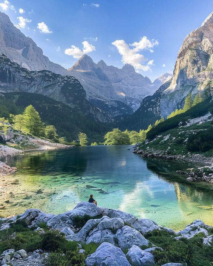 トリグラフ国立公園 - ジュリアン アルプス、スロベニア 🏔️ 🌲 🌄 💦 🧗‍♂️ 🛶