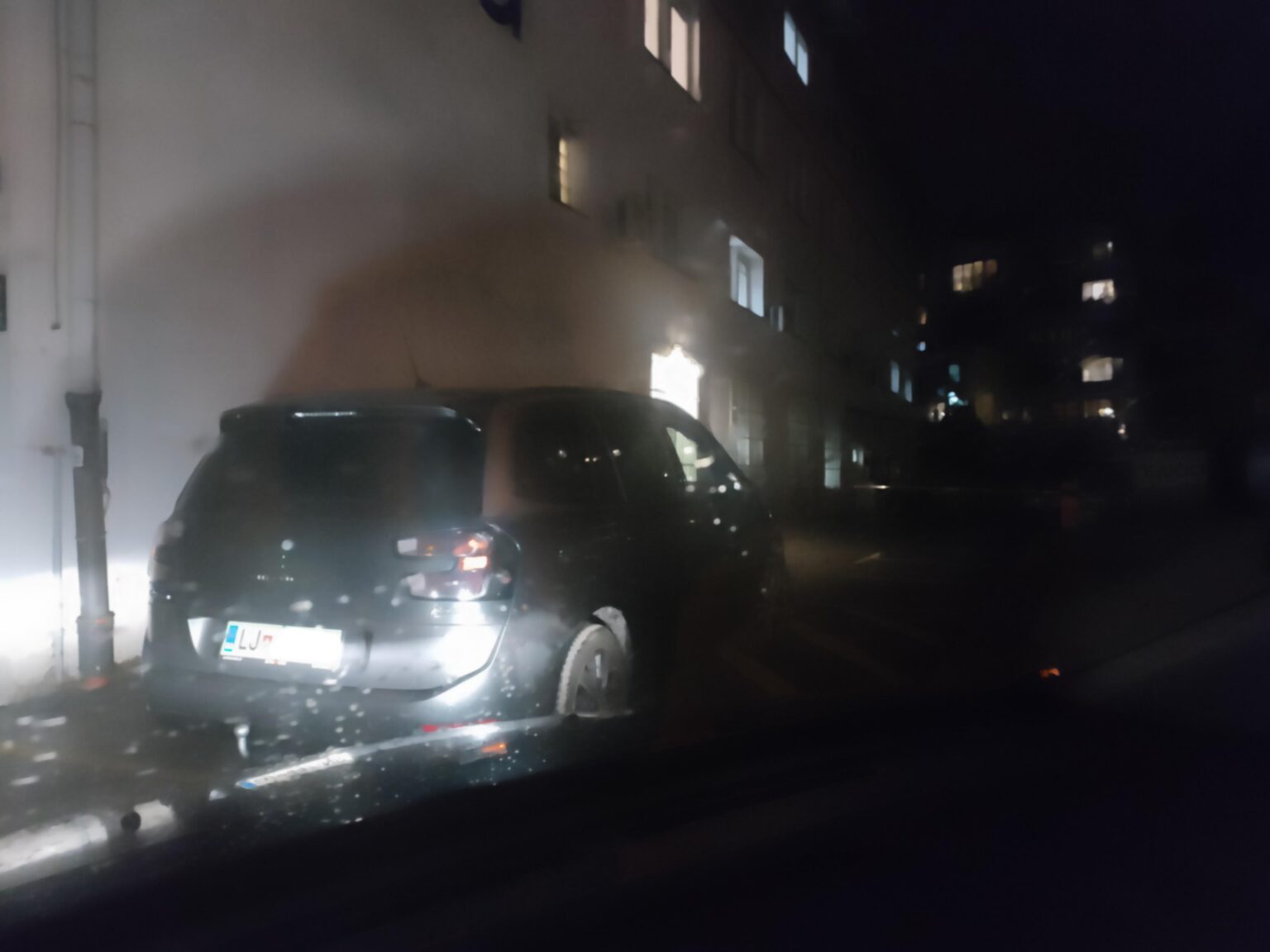 駐車場について文句を言うのがまだクールなら、方向転換して「どこでも駐車」ライトを使えばドライブイン全体をブロックできるのに、なぜ車を 2 メートル先の明確にマークされた駐車場に突っ込まなければならないのでしょうか。彼が私を待たなければならない人が通り全体を封鎖することを