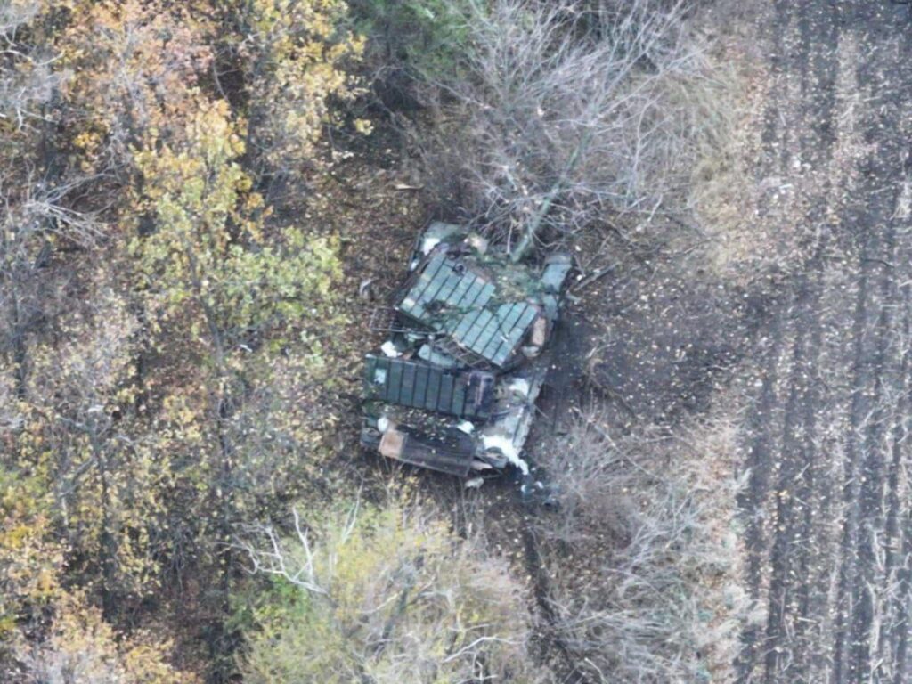 東部戦線のドネツク州ポクロフスキー地区にある、爆発性反応装甲（ERA）で覆われた放棄され故障したロシアのT-72主力戦車（MBT）。